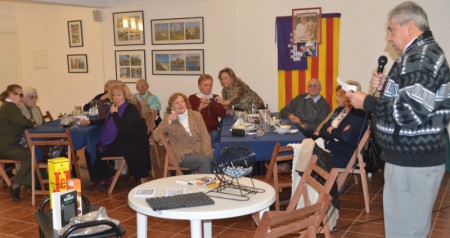 "El presidente Carlos Enseñat da la bienvenida a todos los socios que concurrieron al almuerzo".